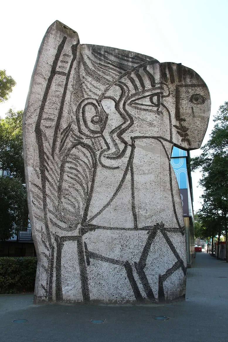 Tall slab sculpture with a sandblasted face and linear pattern beside Rotterdam’s Westersingel