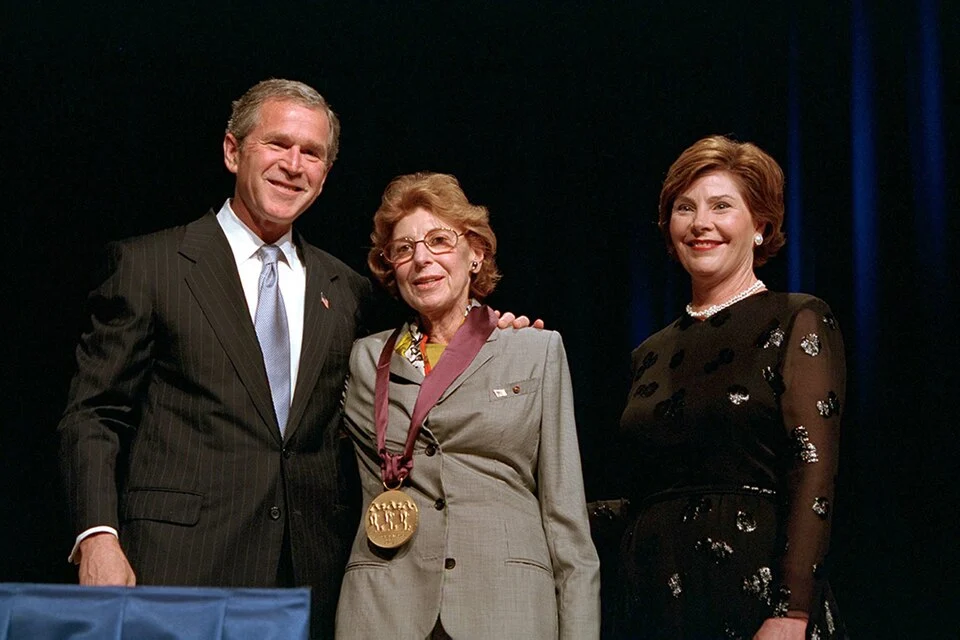 Helen Frankenthaler standing between President George W. Bush and Laura Bush at a National Medal of Arts ceremony.